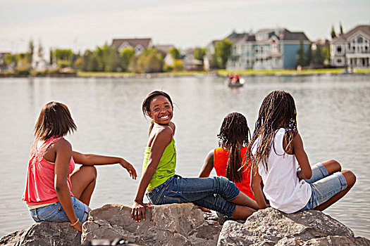 四个,姐妹,玩,一起,岸边,住宅,湖,艾伯塔省,加拿大