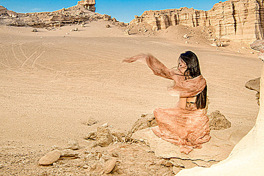 新疆,罗布泊,雅丹地貌,沙漠,沙岩,女人