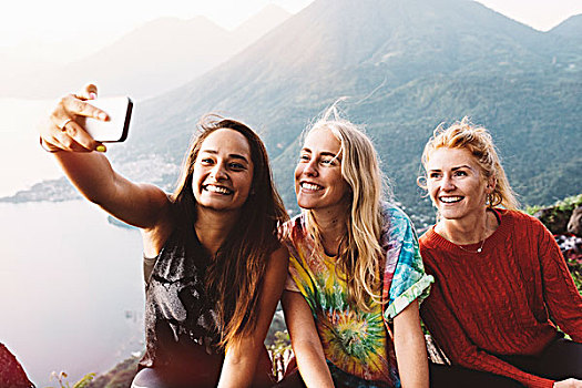三个,女性朋友,智能手机,阿蒂特兰湖,危地马拉