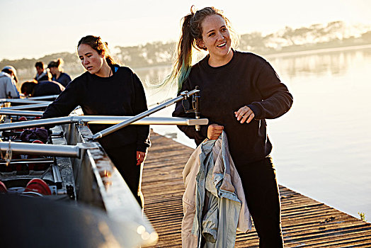 微笑,女性,桨手,准备,短桨,晴朗,湖岸,码头