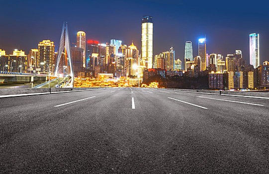 汽车广告背景,向前的公路和重庆现代城市景观