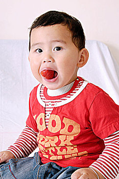 宝宝嘴含大草莓