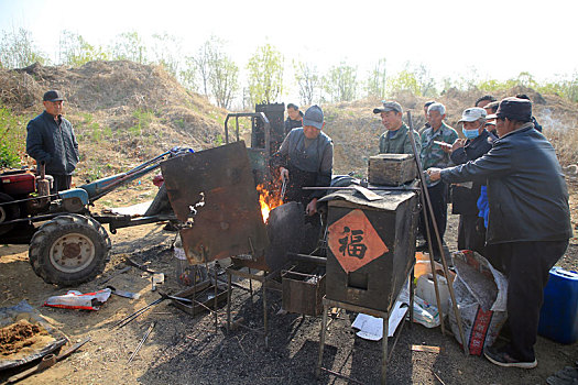 山东省日照市,打铁匠现身农村大集,农民纷纷赶来修理农机具