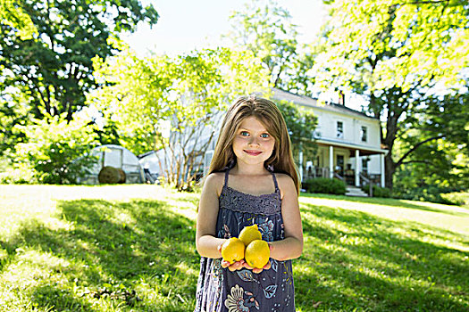 室外,农场,女孩,花园,拿着,三个,大,柠檬,水果