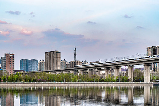 城市与高铁-中国长春伊通河畔景观