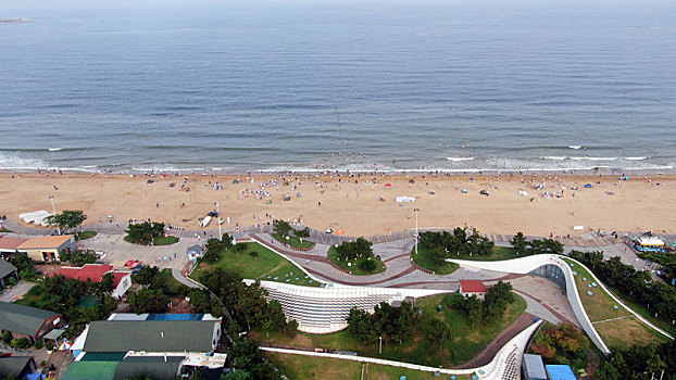 山东省日照市,海水浴场开启下饺子模式,海滨旅游迎来旺季