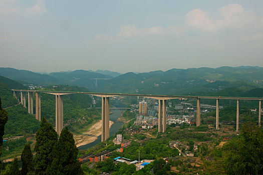 世界上第一座吊拉组合桥,乌江大桥