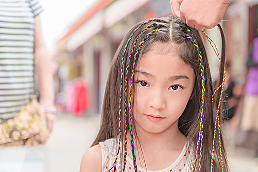 藏族装扮的时尚小女孩