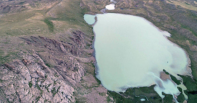 新疆哈密,东天山之巅冰碛湖,哈密的喀纳斯