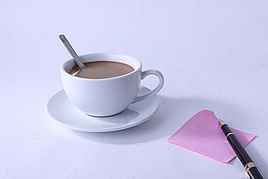 一杯咖啡和和纸张钢笔