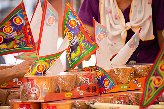 中国鬼节中元普渡丰盛的祭祀品及人们