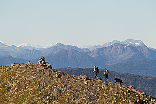 两个,远足者,狗,远足,山脊,小路,楚加奇国家森林,靠近,科尔多瓦,阿拉斯加,夏天