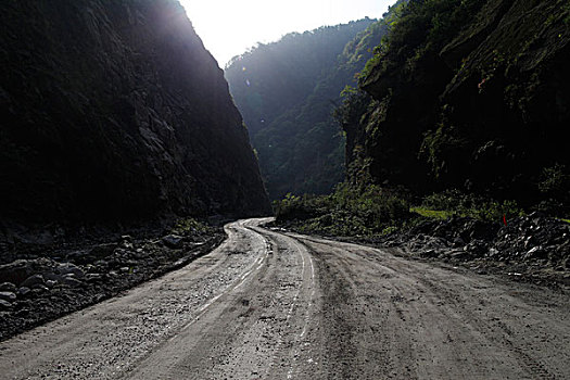 一段崎岖蜿蜒的岩石山路