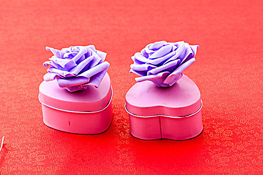 有紫色玫瑰花的心形礼盒