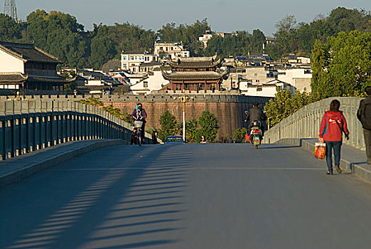 在太平桥上看歙县古城