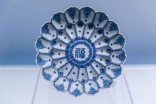 上海博物馆的明万历景德镇窑青花莲瓣形梵文盘