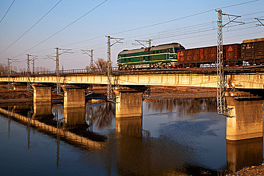 货运火车驶过老旧的铁路桥