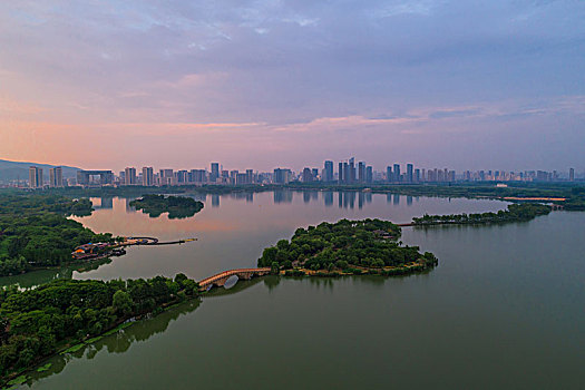 太湖风光与城市建筑