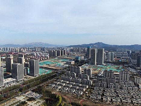 山东省日照市,百米高空俯瞰港城灿烂春光,红花绿草与高楼大厦相映成辉
