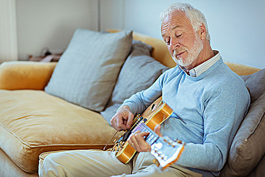 活力老人,男人,弹吉他,客厅,沙发