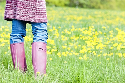 特写,女人,穿,胶靴,春天,草地