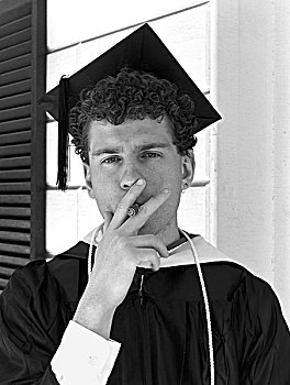 男青年,吸烟,雪茄,前廊,毕业