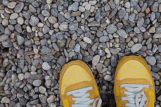 黄色,运动鞋,砾石