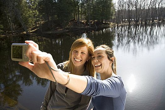 两个女人,相机,旁侧,湖