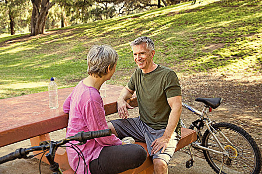 成熟,骑自行车,情侣,休息,公园,野餐桌