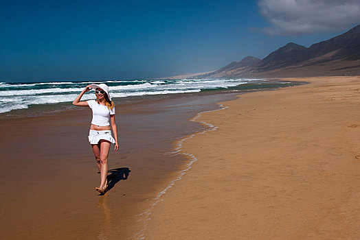 女人,走,沙滩,富埃特文图拉岛,加纳利群岛,西班牙,欧洲