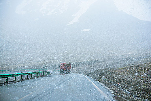 下雪的公路