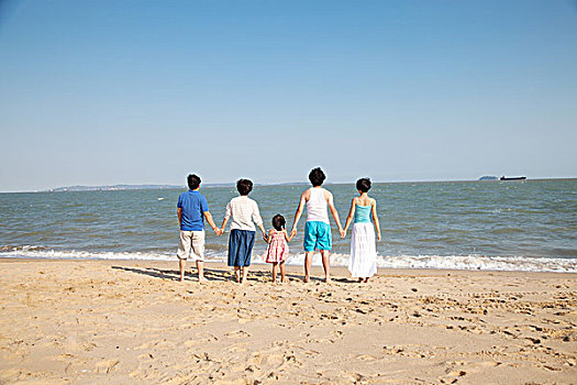 东方家庭在海边度假