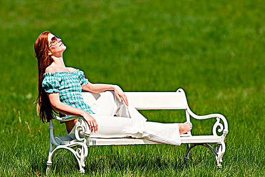 红发,女人,享受,太阳,白色背景,长椅,草地,浅