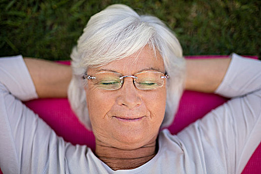 老年,女人,休息,闭眼,练习垫,俯拍,公园