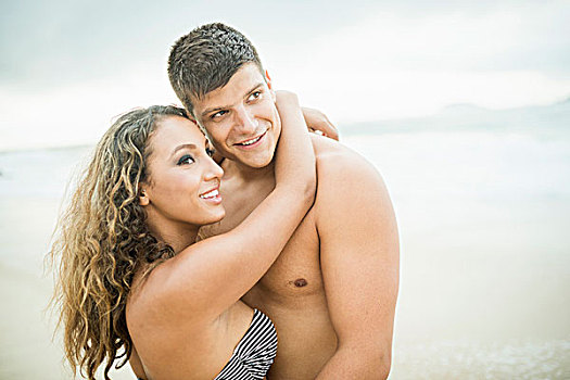 年轻,情侣,搂抱,伊帕内玛海滩,里约热内卢,巴西