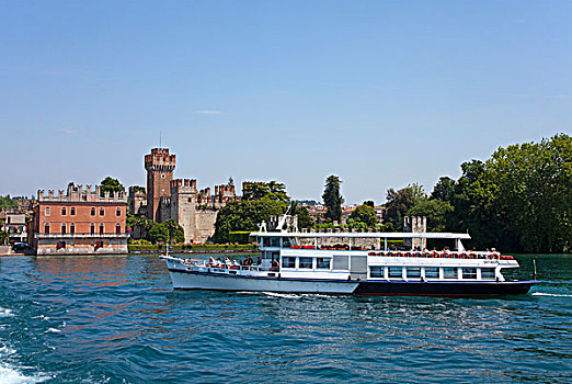 乘客,渡轮,正面,城堡,9世纪,一个,最好,保存,要塞,湖,加尔达,维罗纳,省,威尼托,意大利,欧洲