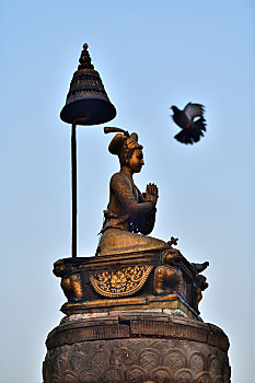 巴德岗古城国王雕像
