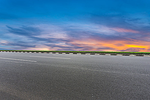 空公路沥青路与美丽的天空景观