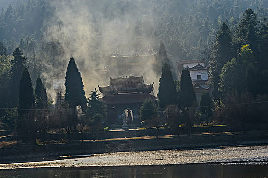 树,蓝,背景,池塘,倒影,烟,枯枝,寺庙,太阳,阳光,水,岸,淤泥,泥潭,村庄,山岗