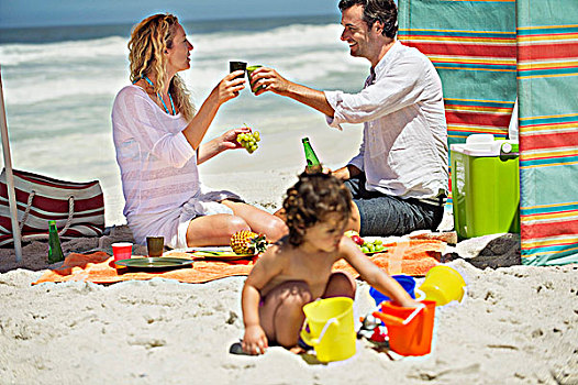 伴侣,祝酒,饮料,女儿,玩,海滩