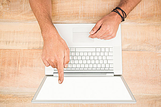 手,指向,留白,笔记本电脑,显示屏,木桌子