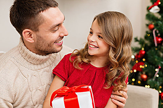 家庭,圣诞节,圣诞,冬天,高兴,人,概念,微笑,父亲,女儿,拿着,礼盒,对视