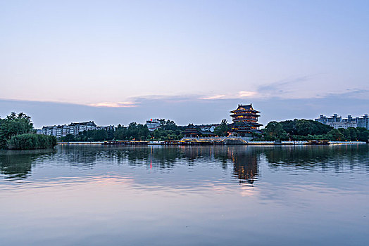 夕阳下的泰州河畔古建筑