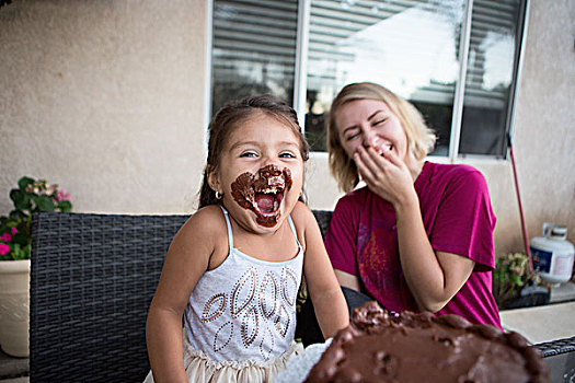 女孩,巧克力蛋糕,脸,坐,家庭,笑