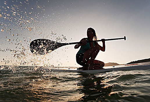 女人,划船,膝,冲浪板,海滩,安达卢西亚,西班牙