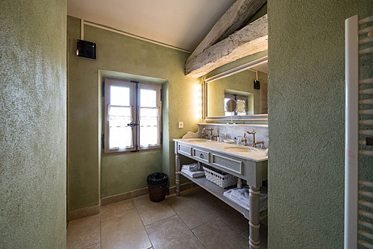 复古公寓式酒店客房浴室洗手池