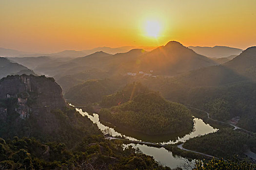 山,丹霞,河流,蓝天,黄昏,大气,田野,水电站,村庄,驴友,旅行,地质公园,丹霞地貌,绿色,灌木,树,草,水潭,素材,平面设计