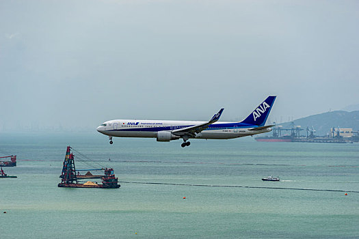 一架日本全日空的客机正降落在香港国际机场