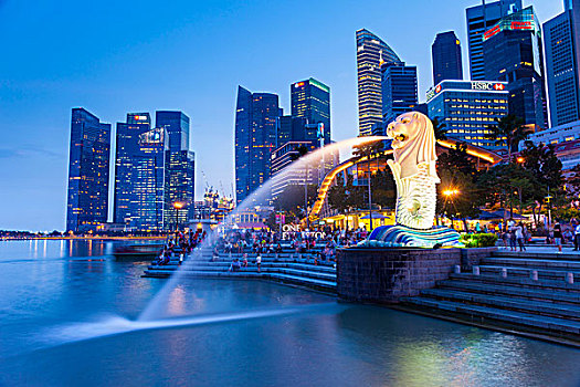 新加坡的鱼尾狮喷泉和滨海湾