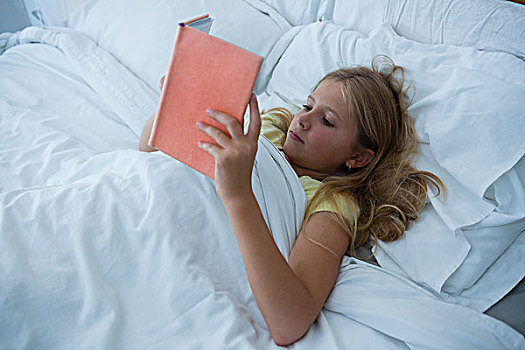 女孩,读,书本,躺着,床,俯拍,在家